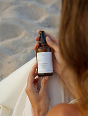 spray aromatico foral eden sujeto por una mujer